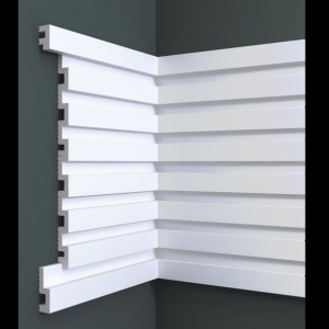 Панель с финишными молдингами